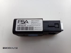 Gebruikte AUX/USB aansluiting Peugeot 208 II (UB/UH/UP) e-208 50 kWh Prijs € 15,00 Margeregeling aangeboden door Autobedrijf Broekhuis B.V.
