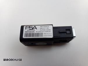Gebruikte AUX/USB aansluiting Peugeot 208 II (UB/UH/UP) e-208 50 kWh Prijs € 15,00 Margeregeling aangeboden door Autobedrijf Broekhuis B.V.