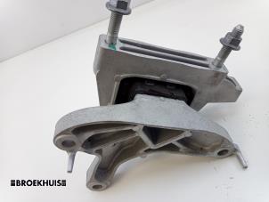 Gebruikte Versnellingsbak Steun Peugeot 208 II (UB/UH/UP) e-208 50 kWh Prijs op aanvraag aangeboden door Autobedrijf Broekhuis B.V.