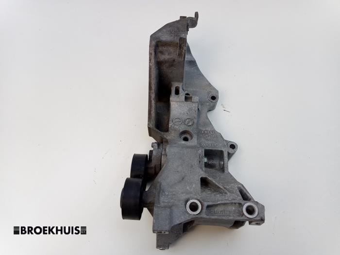 Gebruikte Dynamosteun onder Audi A4 (B8) 2.0 eTDI 16V Prijs € 70,00 Margeregeling aangeboden door Autobedrijf Broekhuis B.V.