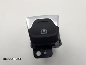 Gebruikte Schakelaar handrem Fiat 500X (334) 1.0 FireFly Turbo 120 12V Prijs € 30,00 Margeregeling aangeboden door Autobedrijf Broekhuis B.V.