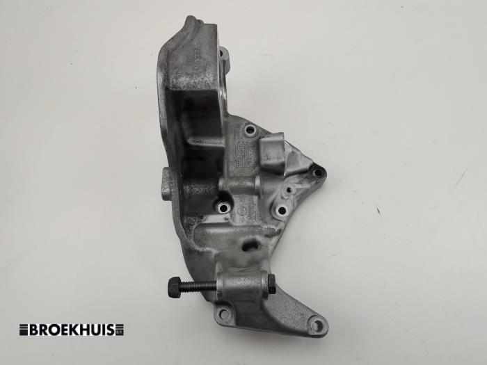 Gebruikte Dynamosteun onder Volvo V40 (MV) 2.0 D2 16V Prijs € 45,00 Margeregeling aangeboden door Autobedrijf Broekhuis B.V.