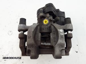 Gebruikte Remklauw (Tang) links-achter Skoda Kodiaq 1.5 TSI 150 ACT 16V Prijs € 95,00 Margeregeling aangeboden door Autobedrijf Broekhuis B.V.