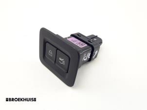 Gebruikte Schakelaar achterklep Mazda CX-60 (KH) 2.5 e-SkyActiv PHEV Prijs € 30,00 Margeregeling aangeboden door Autobedrijf Broekhuis B.V.