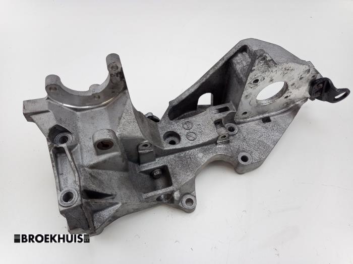 Gebruikte Dynamosteun onder Audi A4 Avant (B8) 2.0 TDI 16V Prijs € 30,00 Margeregeling aangeboden door Autobedrijf Broekhuis B.V.