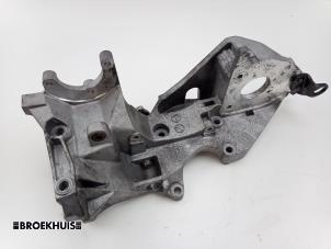 Gebruikte Dynamosteun onder Audi A4 Avant (B8) 2.0 TDI 16V Prijs € 65,00 Margeregeling aangeboden door Autobedrijf Broekhuis B.V.