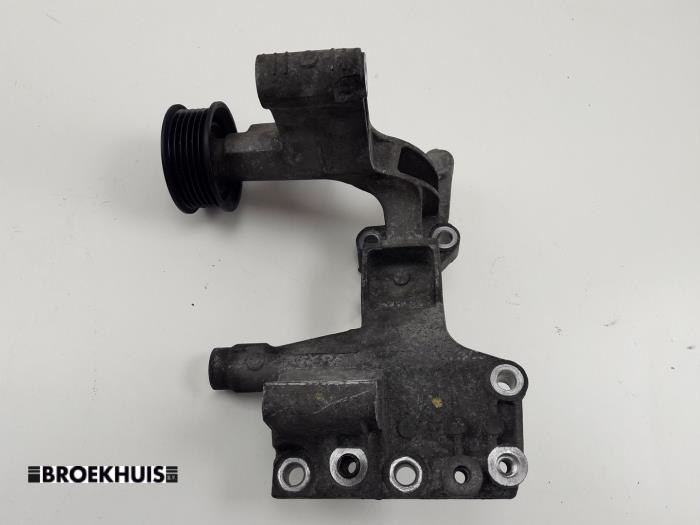 Gebruikte Dynamosteun onder Kia Sportage (SL) 2.0 CVVT 16V 4x2 Prijs € 40,00 Margeregeling aangeboden door Autobedrijf Broekhuis B.V.