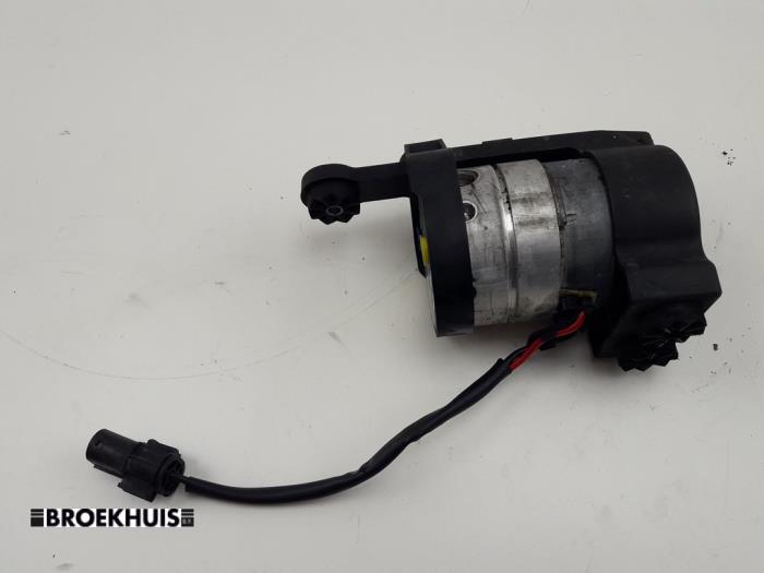 Gebruikte Oliepomp BMW 7 serie (E65/E66/E67) 745i,Li 4.4 V8 32V Prijs € 100,00 Margeregeling aangeboden door Autobedrijf Broekhuis B.V.