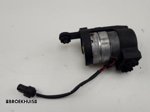 Gebruikte Oliepomp BMW 7 serie (E65/E66/E67) 745i,Li 4.4 V8 32V Prijs € 100,00 Margeregeling aangeboden door Autobedrijf Broekhuis B.V.