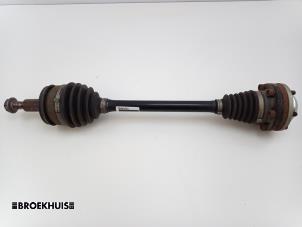 Gebruikte Aandrijfas links-voor Volkswagen Transporter T6 2.0 TDI Prijs € 151,25 Inclusief btw aangeboden door Autobedrijf Broekhuis B.V.