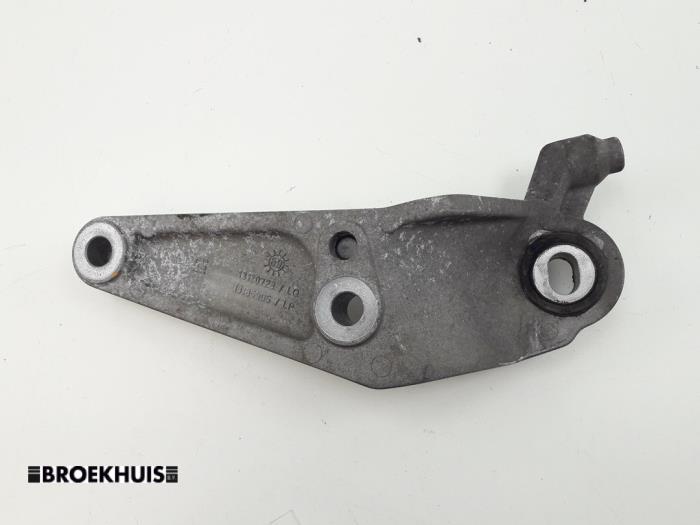 Gebruikte Versnellingsbak Steun Opel Corsa D 1.2 16V Prijs € 15,00 Margeregeling aangeboden door Autobedrijf Broekhuis B.V.