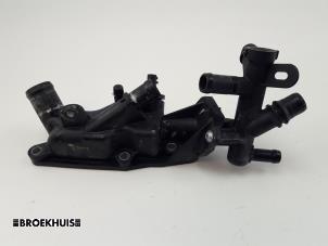 Gebruikte Thermostaathuis Renault Clio IV (5R) 0.9 Energy TCE 90 12V Prijs € 20,00 Margeregeling aangeboden door Autobedrijf Broekhuis B.V.