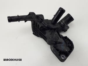 Gebruikte Thermostaathuis Renault Clio IV (5R) 0.9 Energy TCE 90 12V Prijs € 20,00 Margeregeling aangeboden door Autobedrijf Broekhuis B.V.