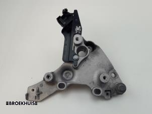 Gebruikte Versnellingsbak Steun Renault Trafic (1FL/2FL/3FL/4FL) 2.0 dCi 16V 130 Prijs € 90,75 Inclusief btw aangeboden door Autobedrijf Broekhuis B.V.