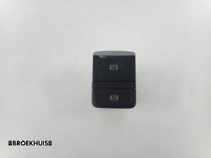 Gebruikte Handrem schakelaar Skoda Octavia Combi (NXAC) iV 1.4 TSI RS 16V Prijs € 20,00 Margeregeling aangeboden door Autobedrijf Broekhuis B.V.