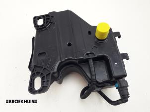 Gebruikte Additatief tank Peugeot 308 SW (L4/L9/LC/LJ/LR) 1.6 BlueHDi 120 Prijs € 250,00 Margeregeling aangeboden door Autobedrijf Broekhuis B.V.