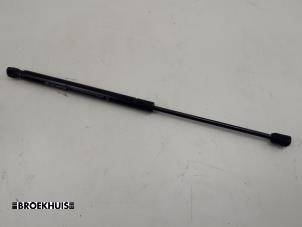 Gebruikte Gasdemper links-achter Renault Megane III Grandtour (KZ) 1.5 dCi 110 Prijs € 10,00 Margeregeling aangeboden door Autobedrijf Broekhuis B.V.