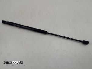 Gebruikte Amortisseur rechts-achter Renault Megane III Grandtour (KZ) 1.5 dCi 110 Prijs € 10,00 Margeregeling aangeboden door Autobedrijf Broekhuis B.V.