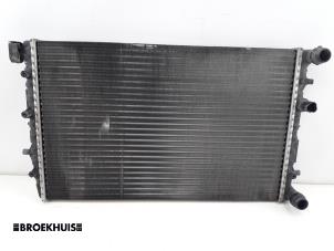 Gebruikte Radiateur Volkswagen Polo IV (9N1/2/3) 1.4 16V Prijs € 25,00 Margeregeling aangeboden door Autobedrijf Broekhuis B.V.
