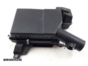 Gebruikte Luchtfilterhuis Mitsubishi Outlander (GF/GG) 2.0 16V PHEV 4x4 Prijs € 40,00 Margeregeling aangeboden door Autobedrijf Broekhuis B.V.
