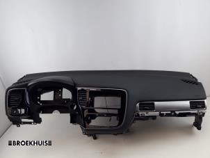 Gebruikte Dashboard Mitsubishi Outlander (GF/GG) 2.0 16V PHEV 4x4 Prijs € 500,00 Margeregeling aangeboden door Autobedrijf Broekhuis B.V.