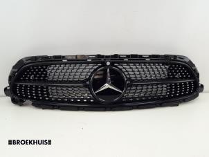 Gebruikte Grille Mercedes E (C238) E-200 EQ Boost 2.0 Turbo 16V Prijs € 400,00 Margeregeling aangeboden door Autobedrijf Broekhuis B.V.