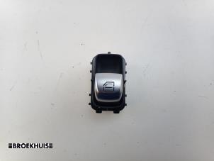 Gebruikte Schakelaar Elektrisch Raam Mercedes E (C238) E-200 EQ Boost 2.0 Turbo 16V Prijs € 25,00 Margeregeling aangeboden door Autobedrijf Broekhuis B.V.