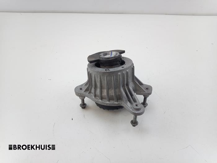 Gebruikte Motorsteun Mercedes E (C238) E-200 EQ Boost 2.0 Turbo 16V Prijs € 25,00 Margeregeling aangeboden door Autobedrijf Broekhuis B.V.