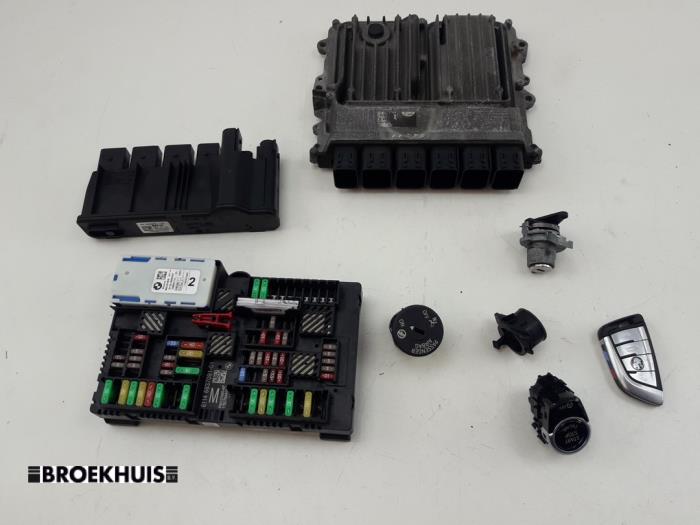 Gebruikte Inspuitcomputer BMW 5 serie (G30) M550d xDrive 24V Prijs € 300,00 Margeregeling aangeboden door Autobedrijf Broekhuis B.V.