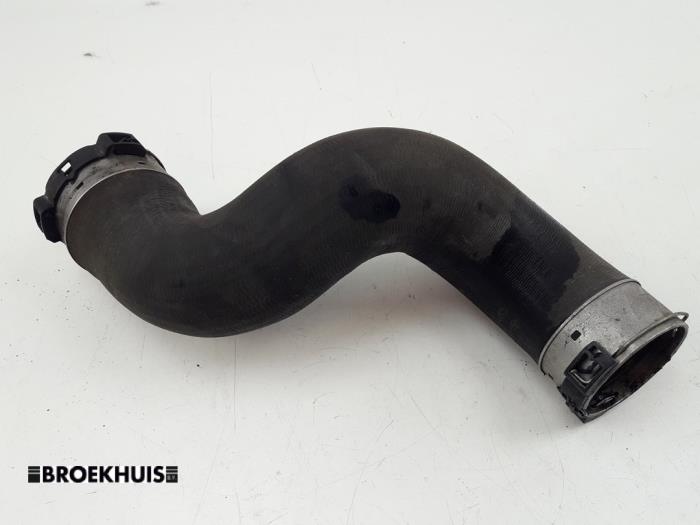 Gebruikte Intercooler Slang Mercedes Vito (447.6) 2.2 119 CDI 16V BlueTEC Prijs € 36,30 Inclusief btw aangeboden door Autobedrijf Broekhuis B.V.