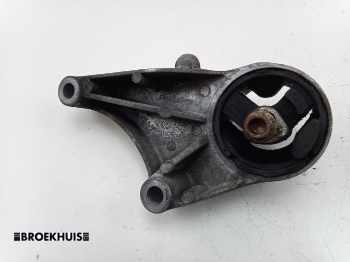 Gebruikte Versnellingsbak Steun Opel Zafira (M75) 1.6 16V Prijs € 15,00 Margeregeling aangeboden door Autobedrijf Broekhuis B.V.
