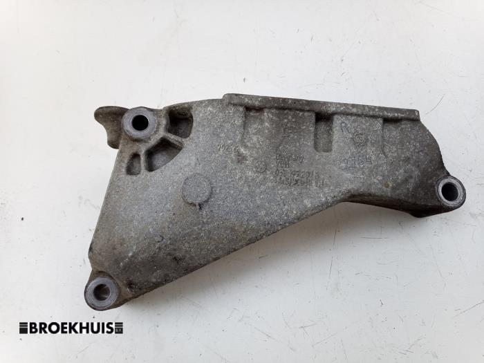 Gebruikte Motorsteun Volkswagen Transporter T5 2.0 BiTDI DRF Prijs € 18,15 Inclusief btw aangeboden door Autobedrijf Broekhuis B.V.