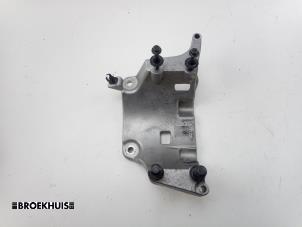 Gebruikte Dynamosteun boven Volvo V60 II (ZW) 2.0 B3 16V Mild Hybrid Prijs € 40,00 Margeregeling aangeboden door Autobedrijf Broekhuis B.V.