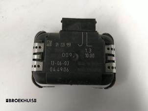 Gebruikte Sensor regen Opel Signum (F48) 2.2 DTI 16V Prijs € 15,00 Margeregeling aangeboden door Autobedrijf Broekhuis B.V.