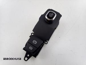 Gebruikte Schakelaar handrem Volvo V60 II (ZW) 2.0 B3 16V Mild Hybrid Prijs € 60,00 Margeregeling aangeboden door Autobedrijf Broekhuis B.V.