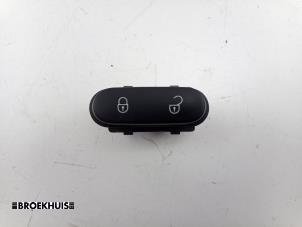 Gebruikte Schakelaar Centr. Deurvergrendeling Seat Altea (5P1) 1.6 TDI 105 Prijs € 7,50 Margeregeling aangeboden door Autobedrijf Broekhuis B.V.