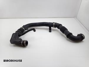 Gebruikte Aanzuigslang Lucht Ford EcoSport (JK8) 1.0 EcoBoost 12V 125 Prijs € 35,00 Margeregeling aangeboden door Autobedrijf Broekhuis B.V.