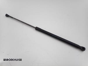 Gebruikte Kofferdekseldemper rechts-achter Seat Altea (5P1) 1.6 TDI 105 Prijs op aanvraag aangeboden door Autobedrijf Broekhuis B.V.