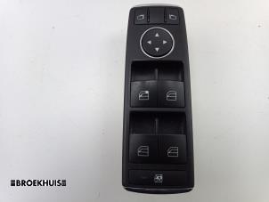 Gebruikte Ruit schakelaar elektrisch Mercedes C (W204) 2.2 C-200 CDI 16V Prijs € 35,00 Margeregeling aangeboden door Autobedrijf Broekhuis B.V.