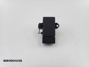 Gebruikte Stoelverwarmings module Volkswagen Up! (121) 1.0 12V 60 Prijs € 20,00 Margeregeling aangeboden door Autobedrijf Broekhuis B.V.