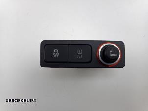 Gebruikte Bandenspanning schakelaar Volkswagen Up! (121) 1.0 12V 60 Prijs € 20,00 Margeregeling aangeboden door Autobedrijf Broekhuis B.V.