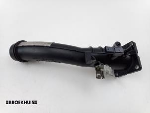 Gebruikte Aanzuigslang Lucht Mercedes CLA (117.3) 1.6 CLA-180 16V Prijs € 25,00 Margeregeling aangeboden door Autobedrijf Broekhuis B.V.