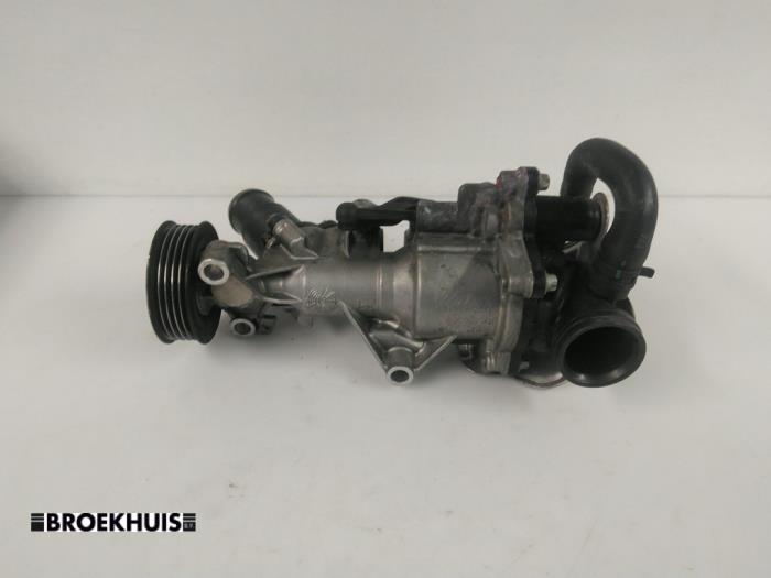 Gebruikte Waterpomp Mercedes CLA (117.3) 1.6 CLA-180 16V Prijs € 65,00 Margeregeling aangeboden door Autobedrijf Broekhuis B.V.