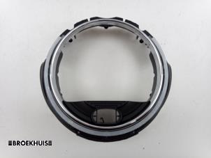 Gebruikte Dashboard deel Mini Mini (F55) 1.5 12V One D Prijs € 80,00 Margeregeling aangeboden door Autobedrijf Broekhuis B.V.