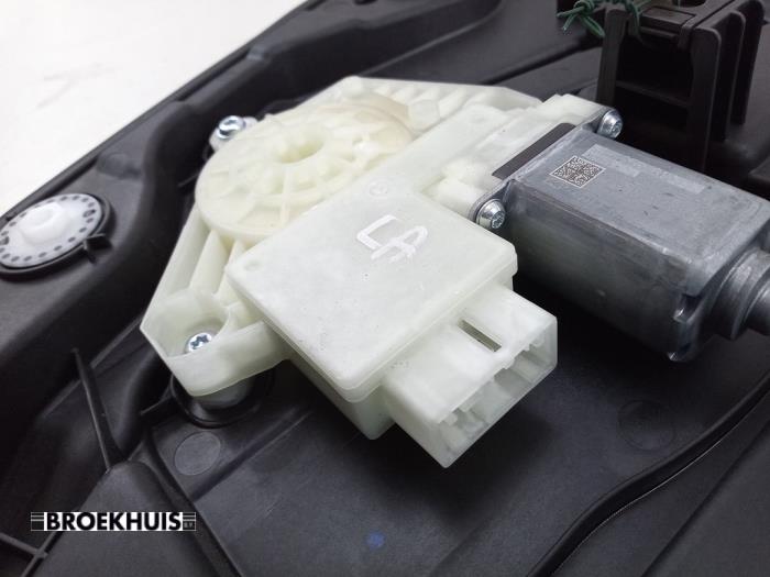 Ruitmechaniek 4Deurs links-achter van een Skoda Enyaq iV 80 2021