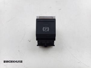 Gebruikte Handrem schakelaar Skoda Enyaq iV 80 Prijs € 30,00 Margeregeling aangeboden door Autobedrijf Broekhuis B.V.