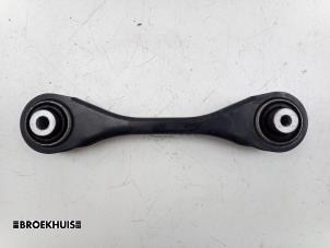 Gebruikte Draagarm rechts-achter Skoda Enyaq iV 80 Prijs € 25,00 Margeregeling aangeboden door Autobedrijf Broekhuis B.V.