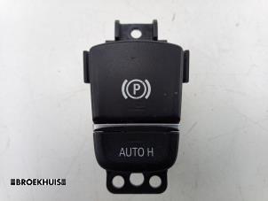 Gebruikte Schakelaar handrem BMW 5 serie (G30) 530e iPerformance Prijs € 25,00 Margeregeling aangeboden door Autobedrijf Broekhuis B.V.