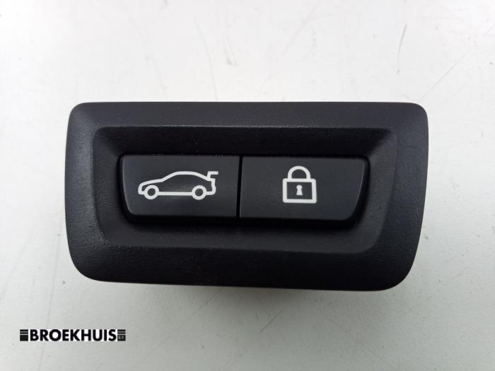 Schakelaar achterklep van een BMW 5 serie (G30) 530e iPerformance 2018