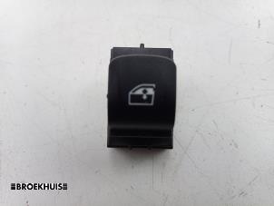 Gebruikte Ruit schakelaar elektrisch BMW 5 serie (G30) 530e iPerformance Prijs € 10,00 Margeregeling aangeboden door Autobedrijf Broekhuis B.V.